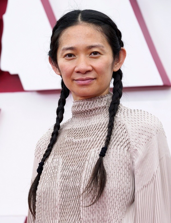 Chloé Zhao en la alfombra roja. Foto: (Getty)