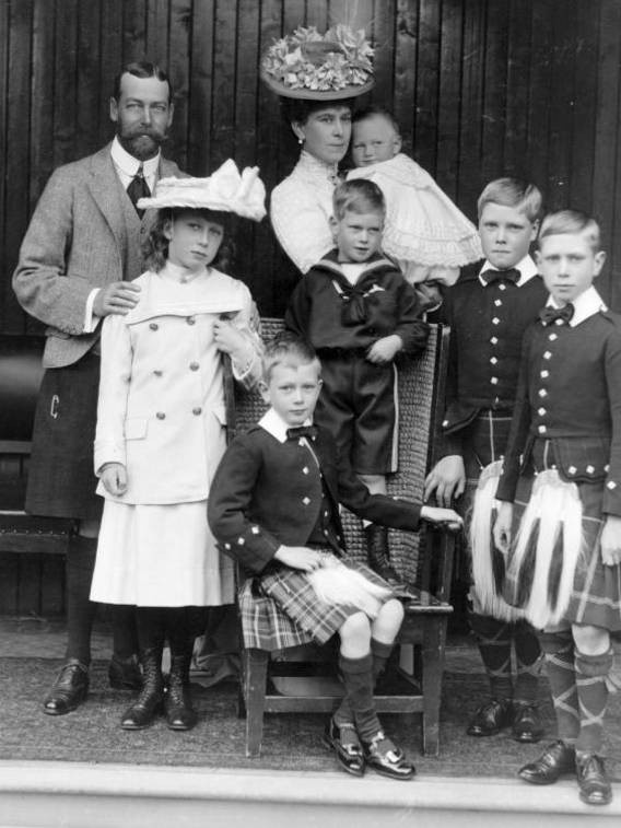 Jorge V con sus hijos. John, en los brazos de su madre. Foto: (Vanitatis) Jorge V con sus hijos. John, en los brazos de su madre. Foto: (Vanitatis)