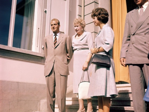 Victoria Eugenia de Battenberg con su nieto, Juan Carlos de Borbón y la Reina Sofía. Foto: (Vanity Fair)