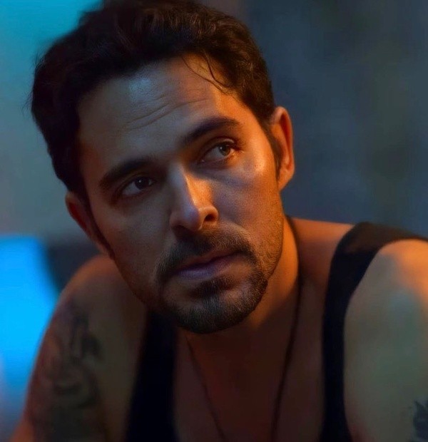 Manolo Cardona como Álex Guzmán. Foto: (Netflix)