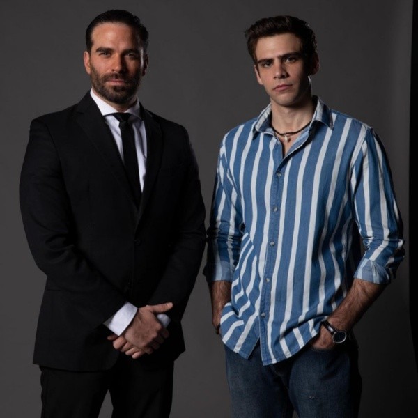 Andrés Baida junto a Alejandro Nones interpreta a Rodolfo Lazcano. Foto: (Netflix)