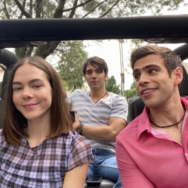 Andrés Baida en el set de Quién mató a Sara junto a Ximena Lamadrid y Leo Deluglio. Foto: (andresbaida)