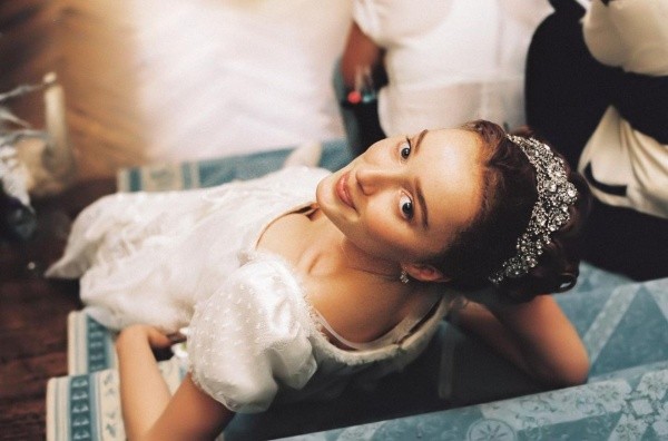 Phoebe Dynevor caracterizada como Daphne. Foto: (Netflix)