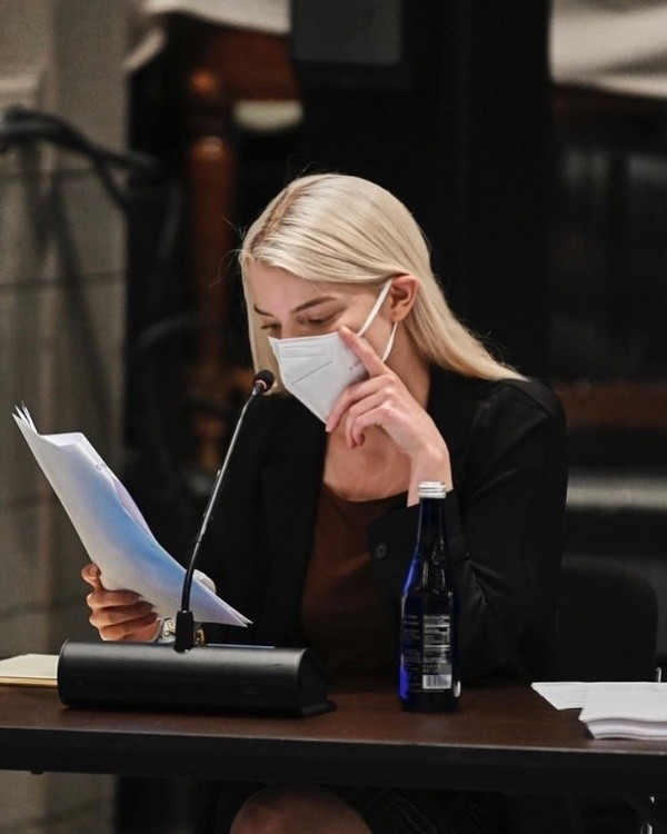 Anya Taylor-Joy a la hora de aprender sus líneas para SNL. Foto: (NBC)