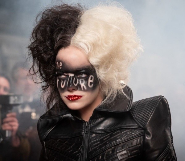 Emma Stone caracterizada como Cruella. Foto: (Disney Plus)