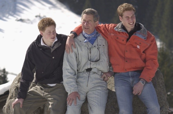 Los Príncipes William y Harry junto a su padre, el Príncipe Carlos. Foto: (Getty)