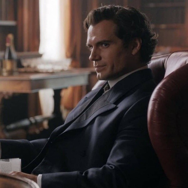 Henry Cavill como Sherlock Holmes en Enola Holmes. Foto: (Netflix)