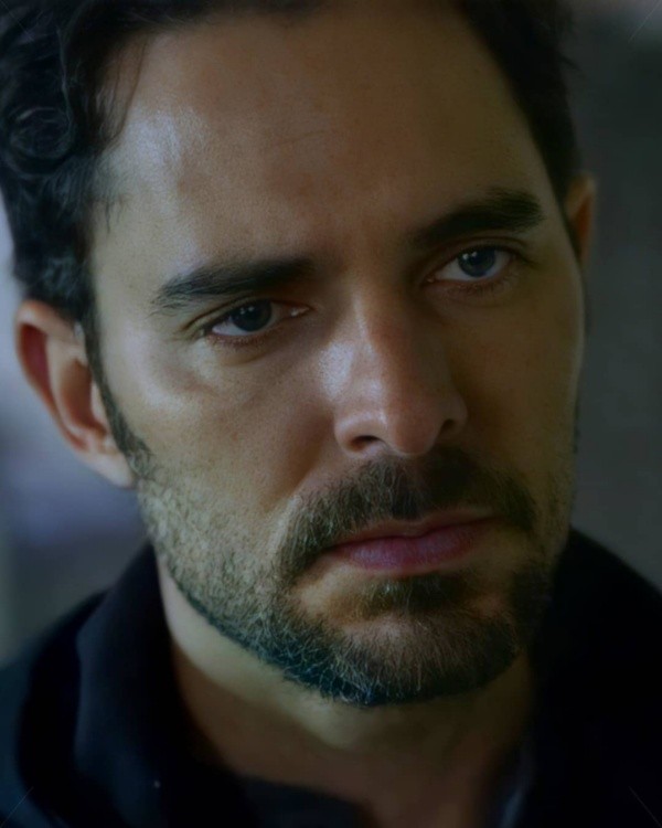 Manolo Cardona es Álex Guzmán. Foto: (Netflix)