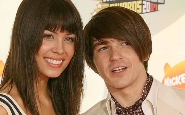 Drake Bell y Jimi Ono. Foto: (Nickelodeon)