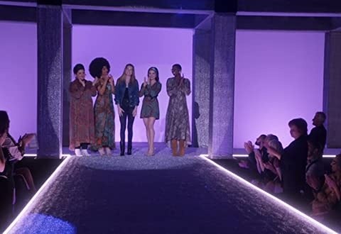 El desfile de Sutton. Foto: (IMDB)