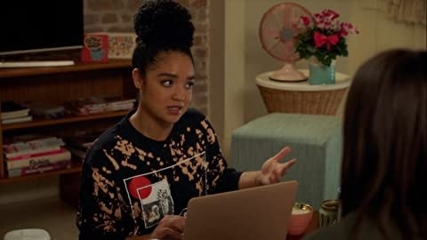 Kat triunfa como la jefa del departamento de redes. Foto: (IMDB)