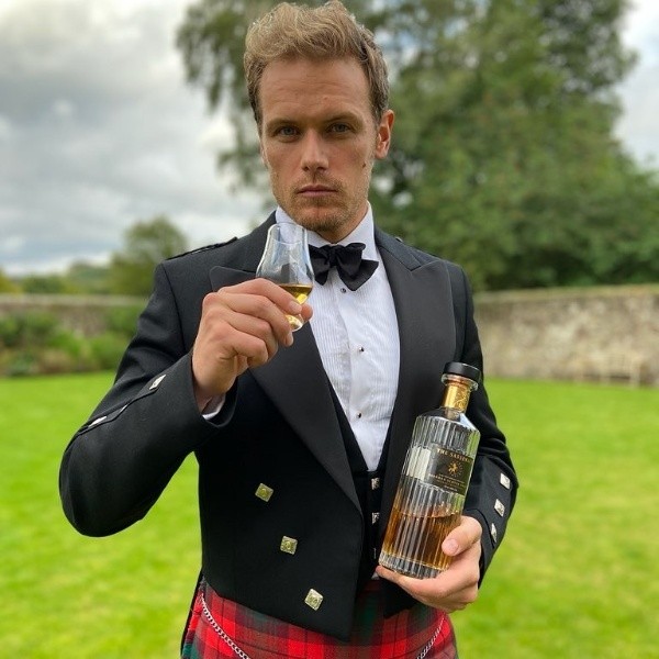 Sam Heughan con su whisky. Foto: (@samheughan)