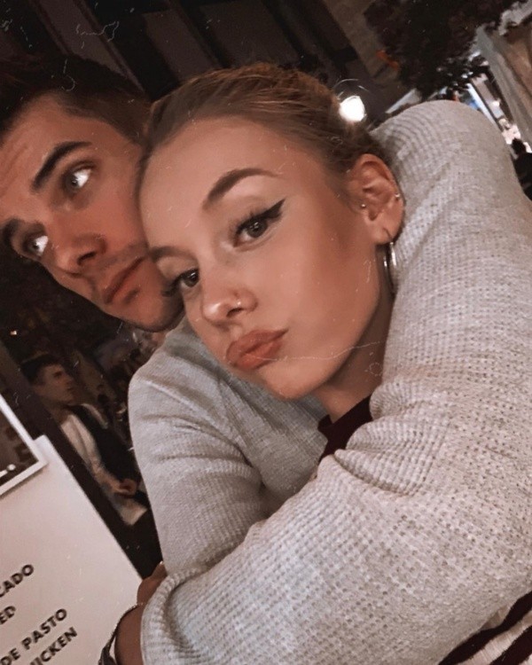 Ester Expósito y Álvaro Rico. Foto: (@ester_exposito)