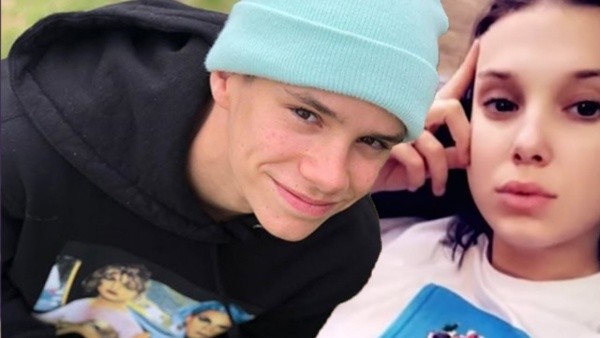 Millie Bobby Brown y Romeo Beckham (Youtube de Hollyscoop)