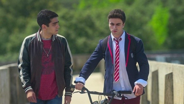 Omar Ayuso e Itzan Escamilla en la primera temporada. Foto: (IMDB)