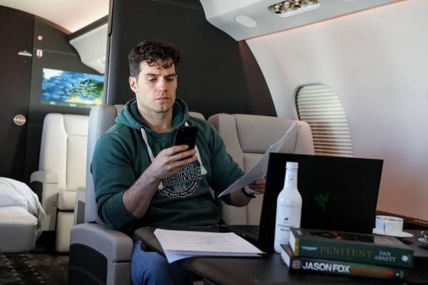 La fotografía con la que Henry Cavill anunció su viaje.