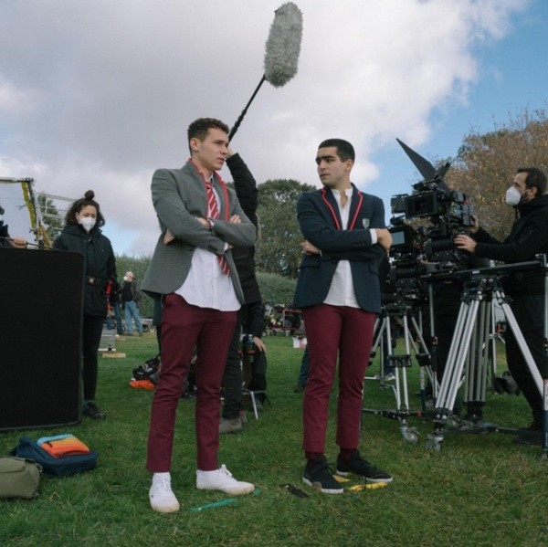 Aron Piper junto a Omar Ayuso en el detrás de escena de Élite. Foto: (Netflix)