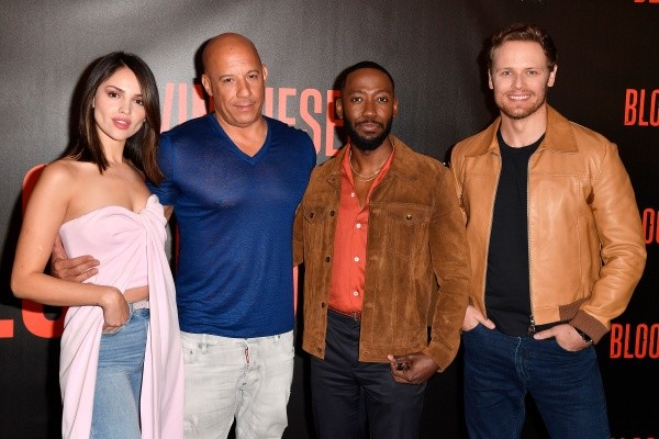 Sam Heughan y Eiza González con el resto del elenco. Foto: (Getty)