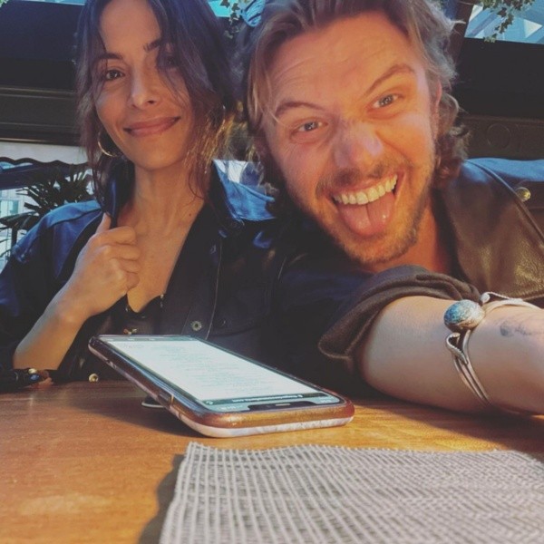 Sarah Shahi y Adam Demos. Foto: (@sarahshahi)