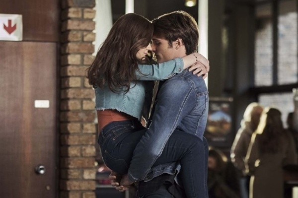 Joey King y Jacob Elordi en El Stand de los Besos 2. Foto: (IMDB)
