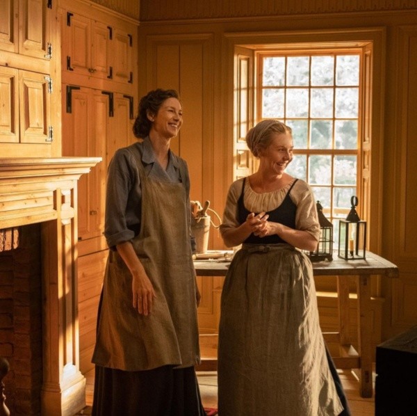 Lauren Lyle junto a Caitriona Balfe en el set. Foto: (Starz)