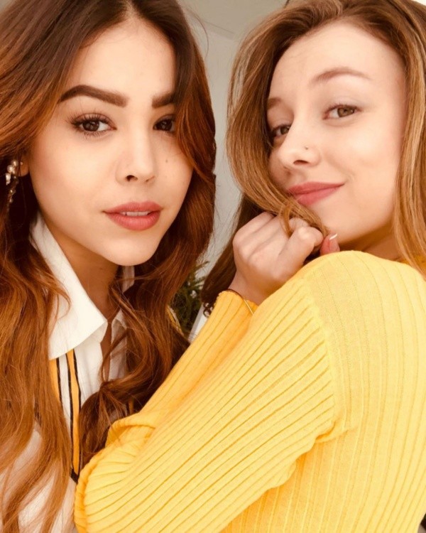 Danna Paola y Ester Expósito son grandes amigos. Foto: (Netflix)