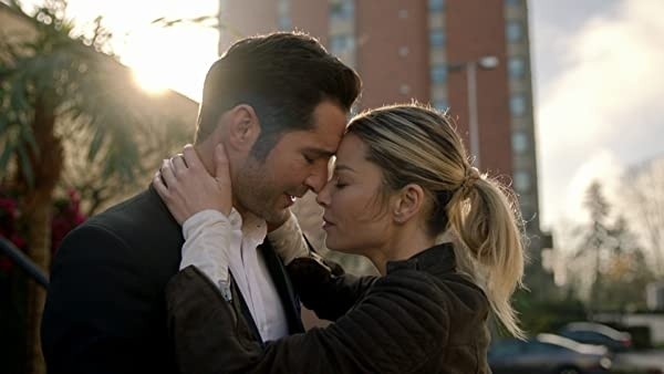 Tom Ellis y Lauren German. Foto: (IMDB) Tom Ellis y Lauren German. Foto: (IMDB)