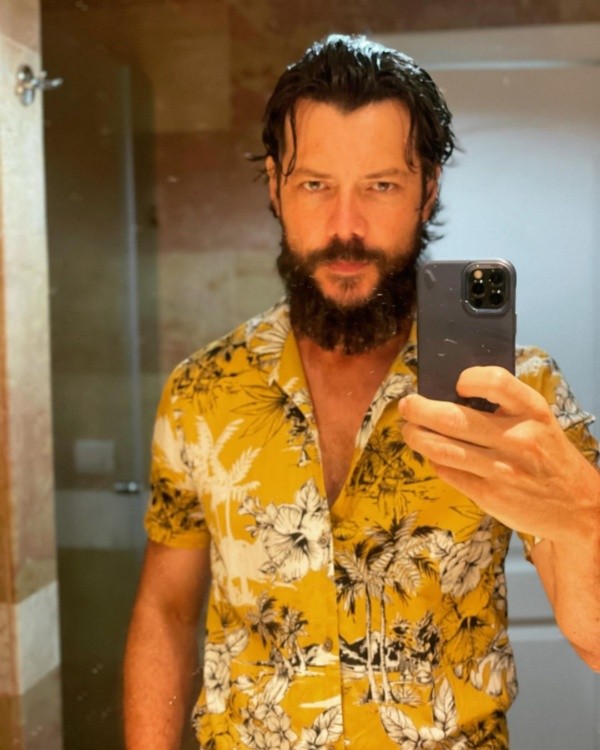 La primera imagen de Álvaro Morte en su nueva serie.