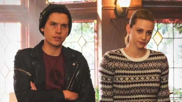 Lili Reinhart y Cole Sprouse durante las grabaciones de Riverdale. Foto: (Stream CW) Lili Reinhart y Cole Sprouse durante las grabaciones de Riverdale. Foto: (Stream CW)