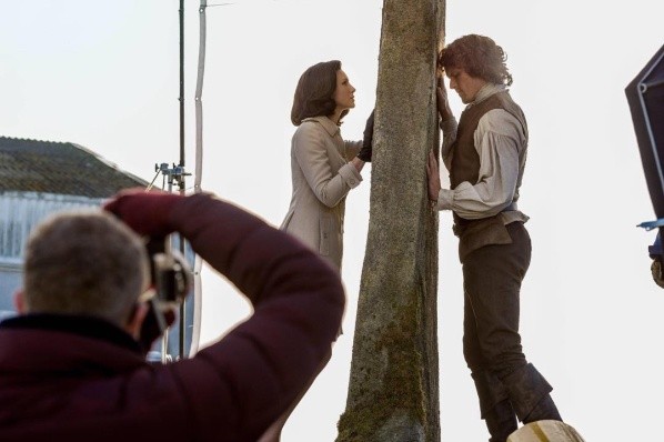 Los viajes en el tiempo de Claire y Jamie. Foto: (Starz)