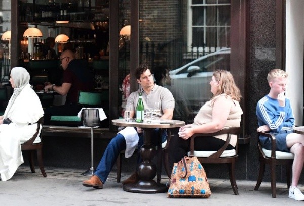 Henry Cavill junto a su amiga. Foto: (Gtres)