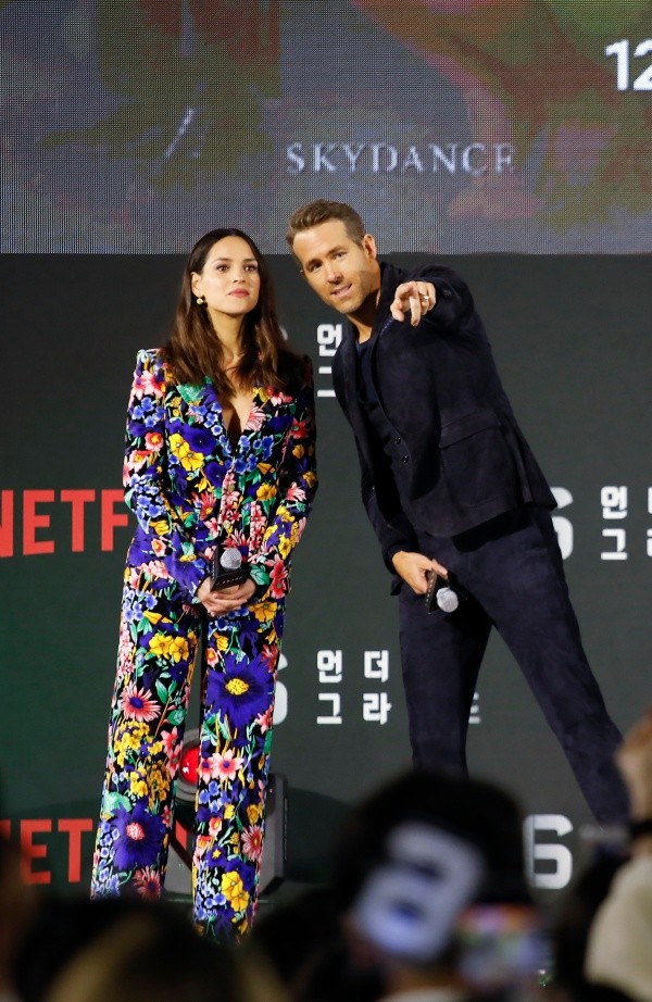 Adria Arjona junto a Ryan Reynolds. Foto: (Getty)