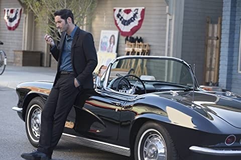 Lucifer junto a su auto. Foto: (IMDB)