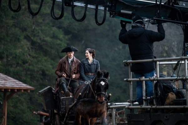 Jamie y Claire andando a caballo. Foto: (Starz Play)