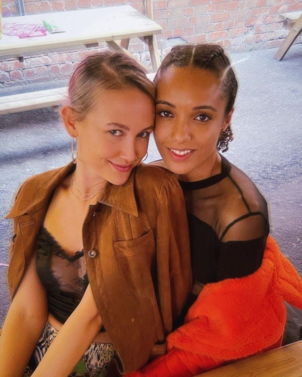 Maisie junto a su pareja, Clay. Foto: (@maisiersellers)