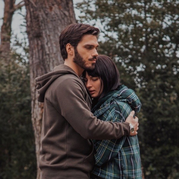 Giuseppe Maggio junto a Alice Pagani. Foto: (Netflix)