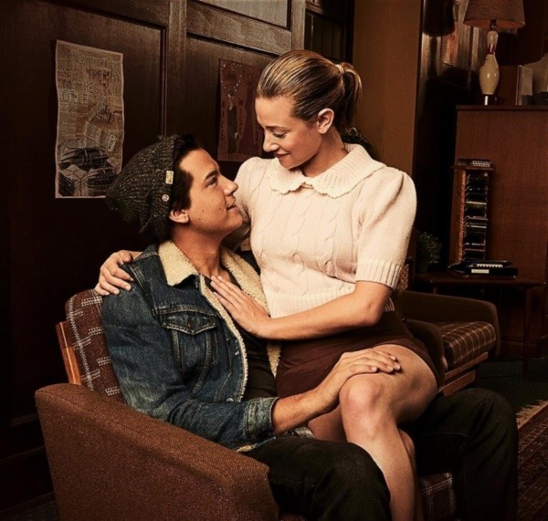 Cole Sprouse y Lili Reinhart en Riverdale. Foto: (The CW) Cole Sprouse y Lili Reinhart en Riverdale. Foto: (The CW)