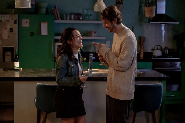 más alla de la fiesta netflix midori francis victoria justice.jpg