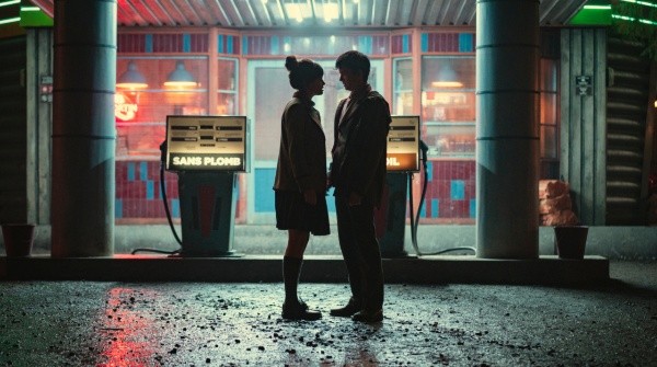 Emma Mackey y Asa Butterfield. Foto: (Netflix)