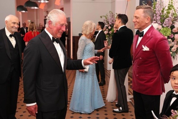 El Príncipe Carlos junto a Daniel Craig. Foto: (@clarencehouse)