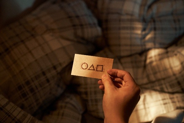 La tarjeta que recibió el protagonista. Foto: (Netflix)