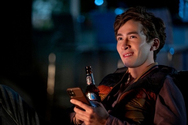 Dylan Arnold es Theo. Foto: (Netflix)