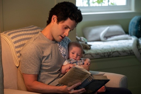 Joe junto a su bebé. Foto: (Netflix)