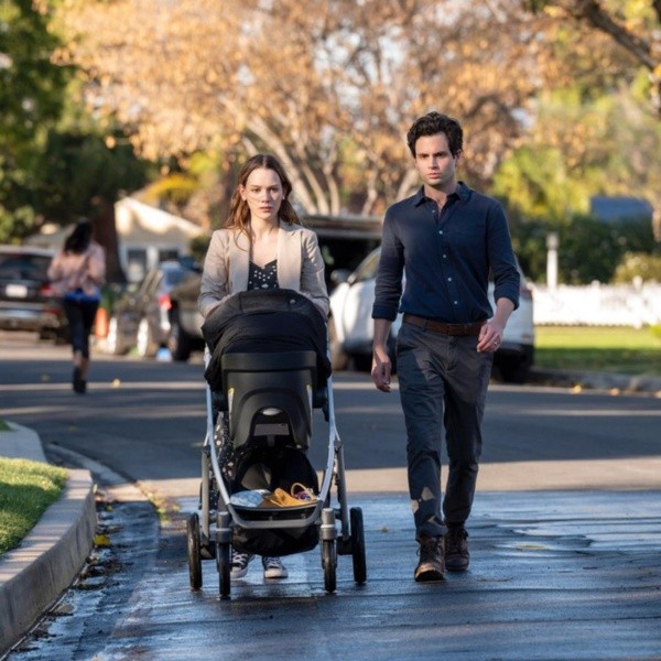 Victoria Pedretti y Penn Badgley en You. Foto: (Netflix)