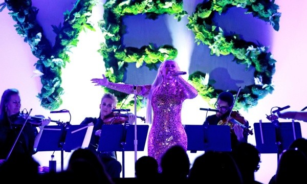 Christina Aguilera cantando. Foto: Getty.