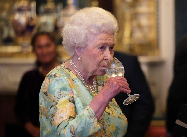Los médicos le prohibieron el alcohol a Isabel II. Foto: (Getty)