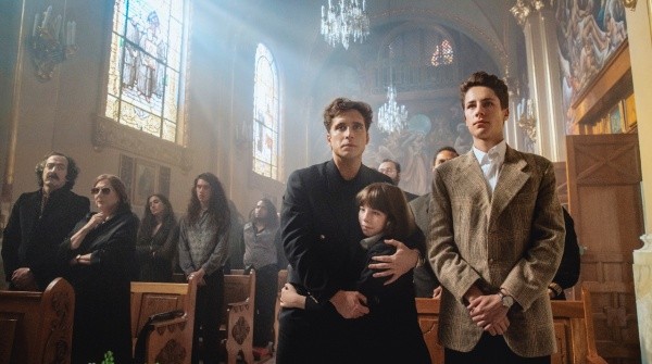 Luis Miguel junto a sus hermanos en el velorio de su padre. Foto: (Netflix)