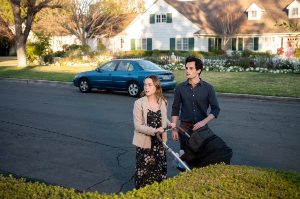 Joe y Love paseando por Madrelinda. Foto: (Netflix)