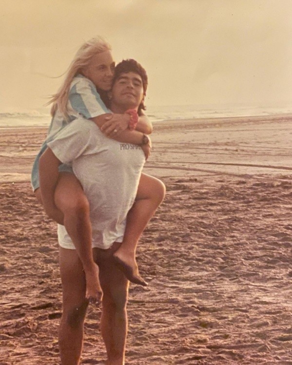 Diego Maradona y Claudia Villafañe. Foto: (@giamaradona)