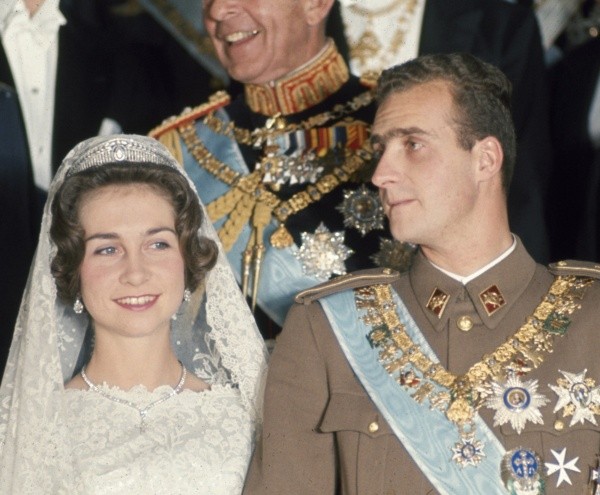 La Reina Sofía y el Rey Juan Carlos en su boda. Foto: (Vaity Fair)
